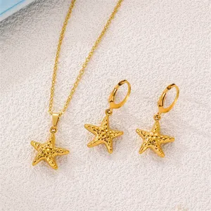 Detailaufnahme eines goldenen Seestern Halskette und Ohrringe Sets aus Edelstahl Schmuck