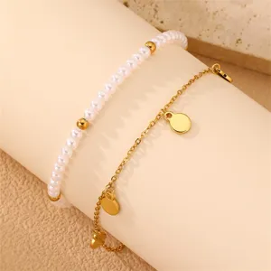 Perlen und goldene Kette doppellagiges Armband Detailansicht mit elegantem Design und feiner Verarbeitung.