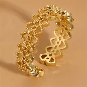 Goldenes offenes Herzring Detailbild, stilvoller verstellbarer geometrischer Fingerschmuck.