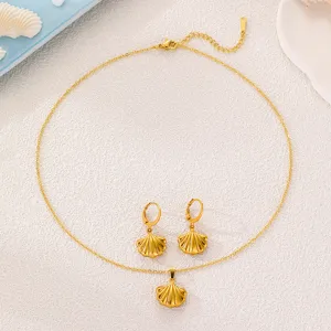 Detailaufnahme der eleganten goldenen Muschel Anhänger Halskette und passenden Ohrringen.