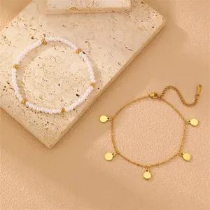 Detailansicht von modischen Perlen und Goldkettchen Fußkettchen, ideal für Strandstyles.