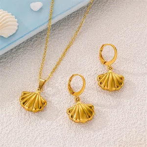 Nahaufnahme Detail des goldenen Muschel Anhänger Halskette und Ohrringe Schmuckset.