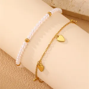 Doppellagige Perlen Herz Anhänger Fußkettchen Detail, elegantes goldenes Schmuckaccessoire.