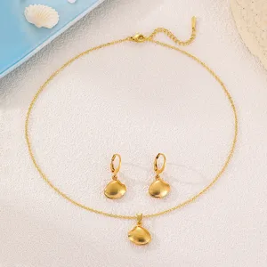 Goldfarbenes Muschel Schmuckset Halskette Ohrringe Detail flache Anzeige elegante Accessoires