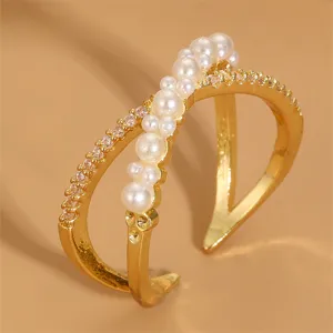 Nahaufnahme des eleganten goldenen Offenen Rings mit Perlen und funkelndem Zirkon.