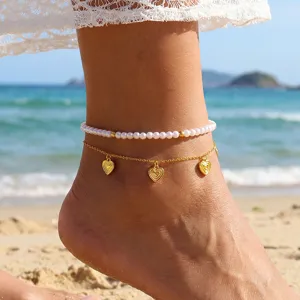 Doppellagige Perlen und Goldherz Anhänger Fußkettchen Detailaufnahme am sonnigen Strand