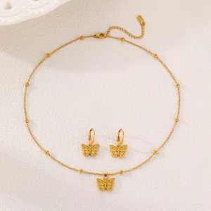 Detaillierte Flachbildansicht der goldenen Edelstahl Schmetterling Halskette und Ohrringe Set.