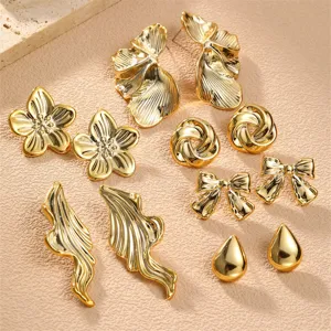 Nahaufnahme des schicken vergoldeten Metall Ohrring Sets mit verschiedenen Retro Blumen Motiven.
