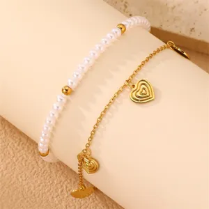 Nahaufnahme Detail von doppellagigen Perlen und Herz Anhänger Gold Kette Modeschmuck.