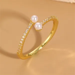Eleganter vergoldeter Offener Ring mit Perlchen und funkelnden Zirkonia Kristallen.