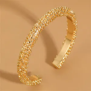 Vergoldeter offener Manschettenring mit feiner Perlenstruktur Modeschmuck Damen Alltag.
