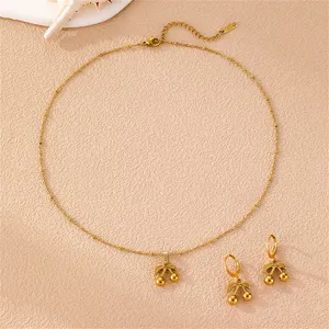Goldfarbene edelstahl kirsch anhänger halskette und ohrringe schmuck set für damen mode.