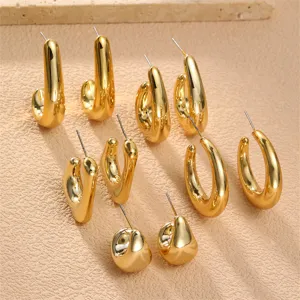 Goldene klobige Metall Ohrringe Set, minimalistisches Vintage Design, Detail Nahansicht.