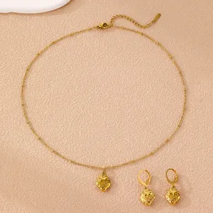 Goldener Edelstahlerdbeer Halskette und Ohrringe Set fur Damen stilvoller Schmuck Detail