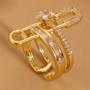 Eleganter vergoldeter Sicherheitsnadel-Ring mit funkelnden Zirkonia, verstellbar.