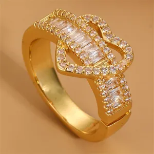 Vergoldeter offener Ring mit geometrischen Baguette und runden Zirkonia Steinen verziert.