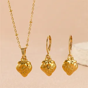 Elegantes goldenes Edelstahl Erdbeer Anhänger Halskette und Ohrringe Schmuckset.