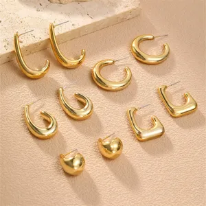 Goldfarbenes metallisches Ohrring-Set mit verschiedenen minimalistischen geometrischen Formen.