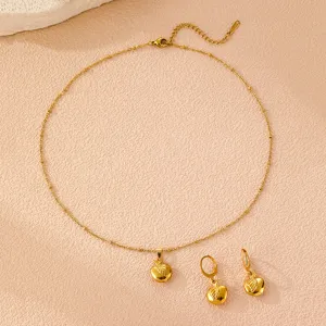 Detail des goldenen Edelstahl Apfel Halskette und Ohrringe Schmuckset mit Perlenkette.