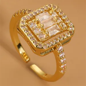 Exquisiter vergoldeter verstellbarer Ring mit funkelnden Zirkoniasteinen für Damenmode.