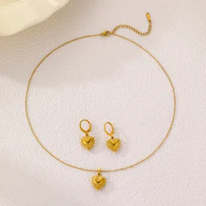 Goldfarbenes Edelstahl Halskette und Ohrringe Set Detail, stilvoller Schmuck.