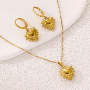 Schmuckset aus Edelstahl mit Herz Halskette und modischen Ohrringen für Damen in Gold.