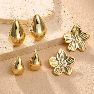 Detailansicht minimalistischer goldener Tropfen- und Blumen-Ohrstecker, elegantes Design.