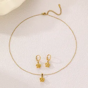 Edelstahl Gold Blume Halskette und Ohrringe Set, elegante schlichte Damen Schmuck.