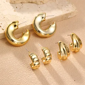 Minimalistisches goldene Creolen Ohrringe Set für Damen, schicke Metall Schmuck Details.