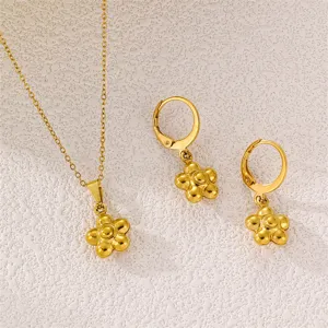 Goldfarbenes Edelstahl Fünfblattblume Halskette und Ohrringe Schmuckset für Damen.