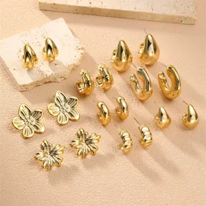 Nahaufnahme eines stilvollen goldenen Ohrring-Sets mit verschiedenen schicken designs.