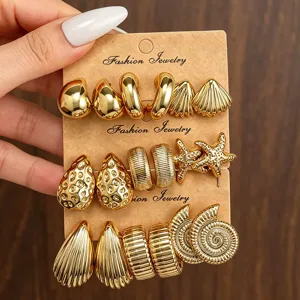 Detaillierte Nahaufnahme des Retro-Gold-Metall-Ohrring-Sets auf Papp-Präsentationskarte.