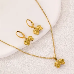 Goldener Edelstahl Schleife Herz Halskette und Ohrringe Schmuckset Detailansicht.