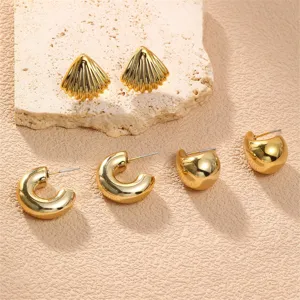Minimalistisches Vintage Gold Ohrring Set mit Muschel und dicken Creolen für Damen.