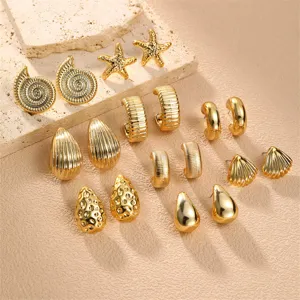 Detailansicht des goldenen Ozean-Ohrring-Sets mit Muschel- und Seestern-Motiven.