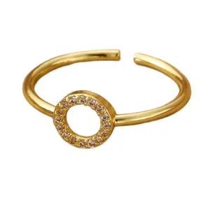 Vergoldeter offener verstellbarer Ring mit funkelndem Zirkonia Kreis. Eleganter Modeschmuck.