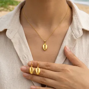 Goldene Kauri-Muschel Halskette und Ohrringe Set, elegante Strand Stil Schmuck für Damen.
