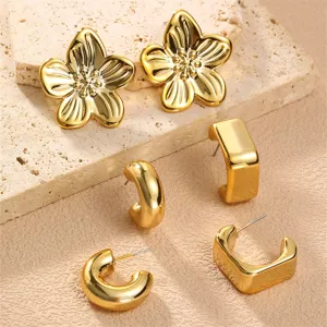 Goldbeschichtetes Metall Ohrringe Set mit Blumen Ohrsteckern und dicken Creolen Mode.