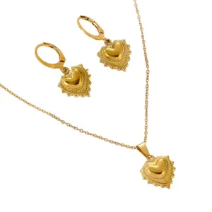 Goldfarbene Edelstahl Herz Anhänger Halskette und passende Ohrringe Schmuckset für Damen.