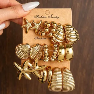 Detailaufnahme vergoldeter Muschel und Seestern Ohrringe Set, eleganter Retro Schmuck.