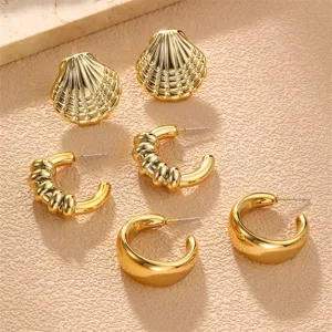 Goldfarbenes Ohrring-Set aus Metall mit Muschel-Steckern und klobigen Creolen für Damen.