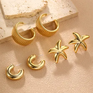 Goldfarbenes Ohrring-Set mit strukturierten Creolen und süßen Seestern-Ohrsteckern für Damen.