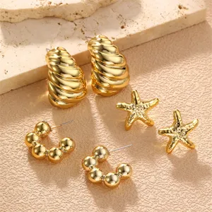 Detailaufnahme der goldenen Muschel, Seestern und Perlen Ohrringe im Schmuckset.