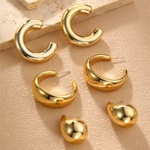 Nahaufnahme des trendigen Gold-Metall-Ohrring-Sets mit verschiedenen minimalistischen Creolen.