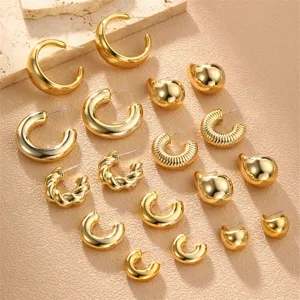 Elegantes goldfarbenes Metall Ohrring Set mit chunky Creolen und Ohrsteckern für Frauen.
