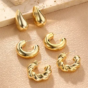 Goldener Tropfen klobige Creolen verdrillte Ohrringe Set minimalistischer Vintage Schmuck Details.