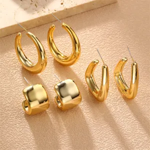 Minimalistisches retro goldfarbenes chunky Creolen Set, elegante Damenschmuckstücke.