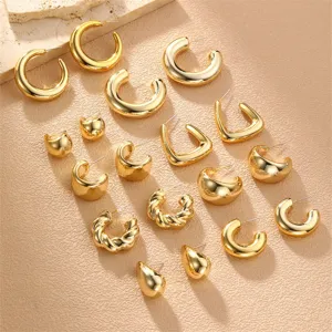 Detailansicht verschiedener goldener Creolen im Set, mit minimalistischen geometrischen Formen.