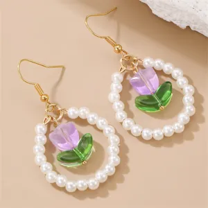 Pendientes colgantes de perlas con dijes de tulipanes morados y verdes muy elegantes.