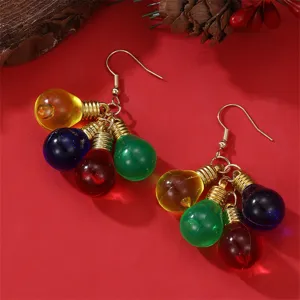 Dettaglio ravvicinato di bellissimi orecchini lampadina di Natale colorati, design.